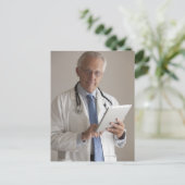 Portret van een arts met een digitale briefkaart (Staand voorkant)
