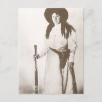 Portret van een cowgirl met een geweer, 1910