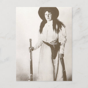 Portret van een cowgirl met een geweer, 1910 briefkaart