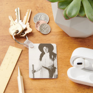 Portret van een cowgirl met een geweer, 1910 sleutelhanger