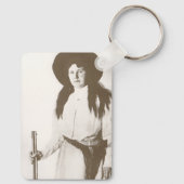 Portret van een cowgirl met een geweer, 1910 sleutelhanger (Achterkant)