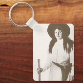Portret van een cowgirl met een geweer, 1910 sleutelhanger (Voorkant)