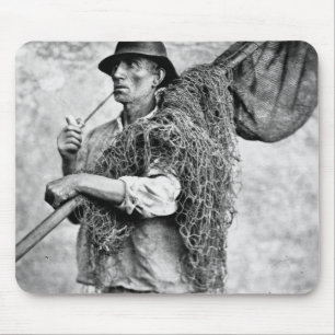 Portret van een Fisherman die zijn netten vervoert Muismat