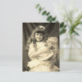 portret van een jong meisje met een pop briefkaart (Staand voorkant)