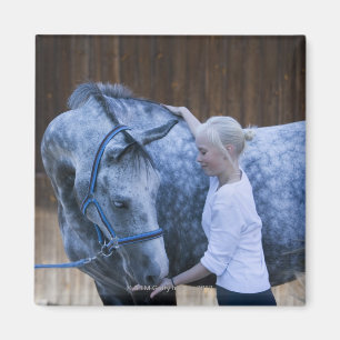 portret van een jong meisje met een wit paard magneet