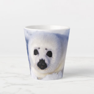 Portret van een jong zeehondje latte mok
