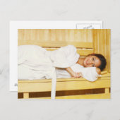 Portret van een jonge vrouw die in een sauna ligt briefkaart (Voorkant / Achterkant)