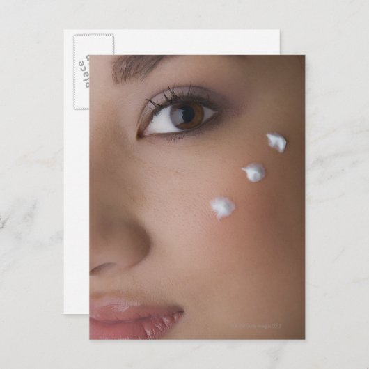 Portret van een jonge vrouw met crème op haar briefkaart (Voorkant / Achterkant)