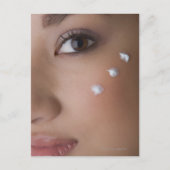 Portret van een jonge vrouw met crème op haar briefkaart (Voorkant)