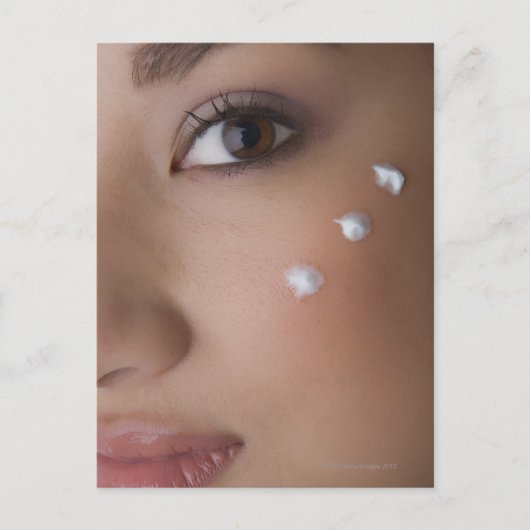 Portret van een jonge vrouw met crème op haar briefkaart (Voorkant)