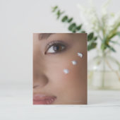 Portret van een jonge vrouw met crème op haar briefkaart (Staand voorkant)