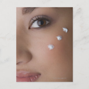 Portret van een jonge vrouw met crème op haar briefkaart