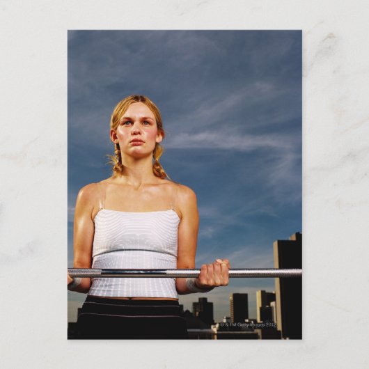 Portret van een jonge vrouw met een barbel briefkaart (Voorkant)