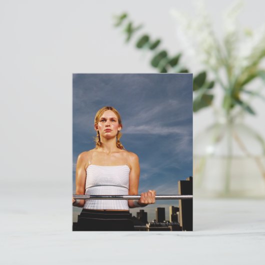 Portret van een jonge vrouw met een barbel briefkaart (Staand voorkant)