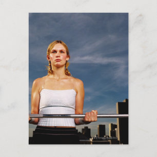 Portret van een jonge vrouw met een barbel briefkaart