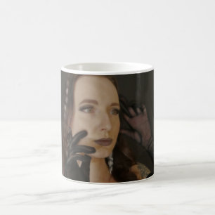 Portret van een jongedame koffiemok