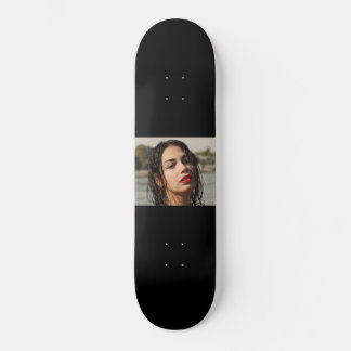 Portret van een jongedame persoonlijk skateboard