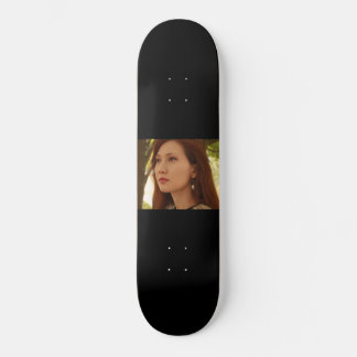 Portret van een jongedame persoonlijk skateboard