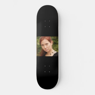 Portret van een jongedame persoonlijk skateboard