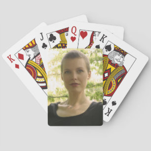 Portret van een jongedame pokerkaarten