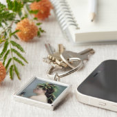 Portret van een meisje met een Sparrow Sleutelhanger (Zijkant)