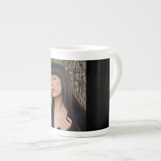 Portret van een mooie jonge dame porselein kop (Voorkant rechts)