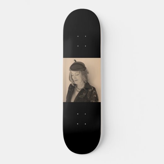 Portret van een mooie vrouw persoonlijk skateboard (Voorkant)