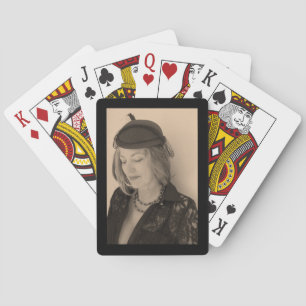 Portret van een mooie vrouw pokerkaarten