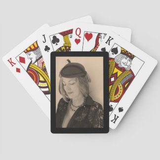 Portret van een mooie vrouw pokerkaarten