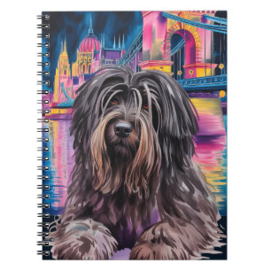 Portret van een ruige hond in neon stadslandschap notitieboek