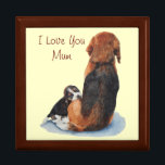 portret van een schattige puppy beagle die mum dog cadeaudoosje<br><div class="desc">Dit zeer schattige afbeelding van een puppy beagle die naar zijn moeder kijkt, is zo fascinerend, de blik in de kleine jongen ogen is onweerstaanbaar, hij houdt echt van zijn moeder. Ik denk dat deze mooie cadeaudoos een speciaal presant maakt voor ieder moeder die van schattige dierlijke afbeeldingen houdt, vooral...</div>