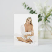 Portret van een vrouw die borstvoeding geeft a bab briefkaart (Staand voorkant)