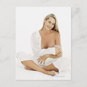 Portret van een vrouw die borstvoeding geeft a bab briefkaart
