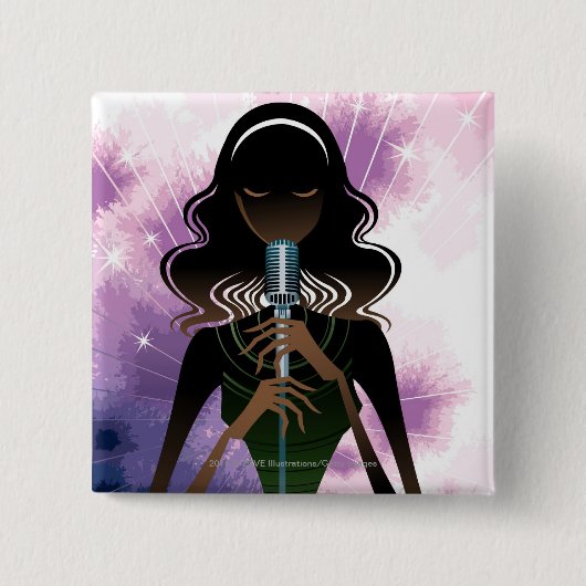 Portret van een vrouw die microfoon vasthoudt vierkante button 5,1 cm (Voorkant)