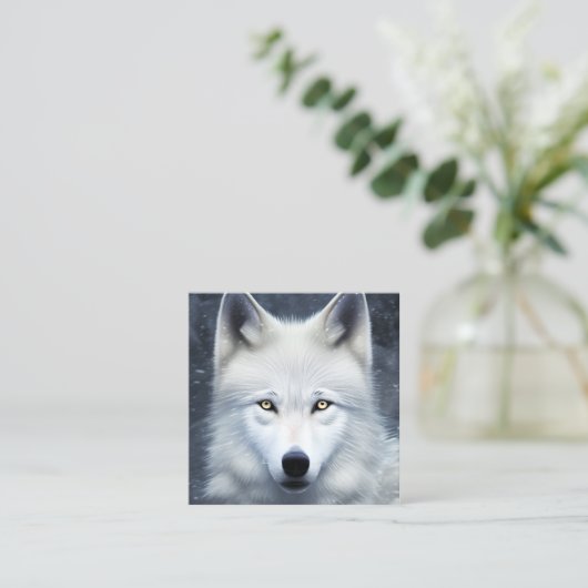 Portret van een witte wolf op een heuvel Cinematic Vierkante Visitekaartje (Staand voorkant)
