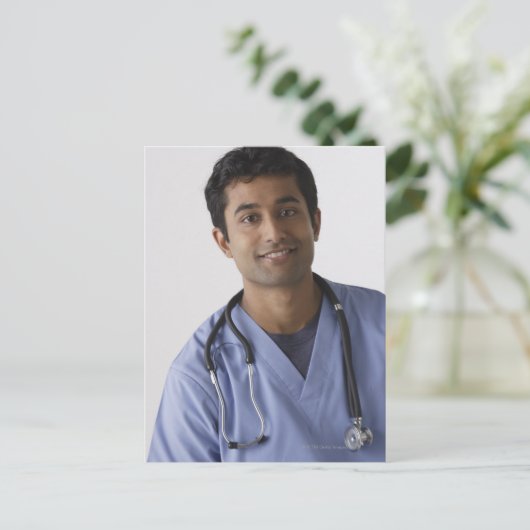 Portret van jonge verpleger, studioschot briefkaart (Staand voorkant)