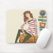 Portret van jonge vrouw die op een koffer zit muismat (Met muis)