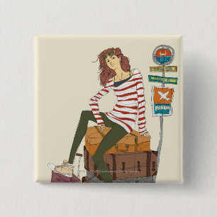 Portret van jonge vrouw die op een koffer zit vierkante button 5,1 cm