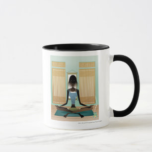 Portret van jonge vrouw die yoga doet mok