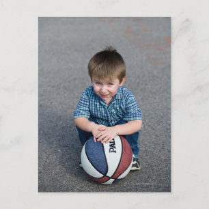 Portret van jongen met basketbal in de openlucht briefkaart