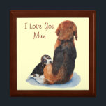 Portret van schattige puppy beagle knuffelen mama  cadeaudoosje<br><div class="desc">Dit schattige afbeelding van een puppybeagle die aan zijn moeder knuffelt, is zo vertederend, de blik in de kleine puppyogen is onweerstaanbaar, hij houdt echt van zijn moeder. Ik denk dat deze prachtige geschenkdoos een speciale presant is voor elke moeder die van schattige dierlijke afbeeldingen houdt, vooral een schattig puppy-afbeelding....</div>