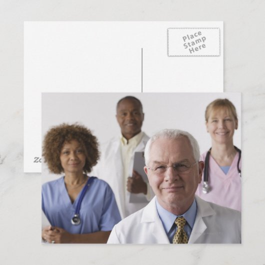 Portret van vier medische professionals, studio briefkaart (Voorkant / Achterkant)
