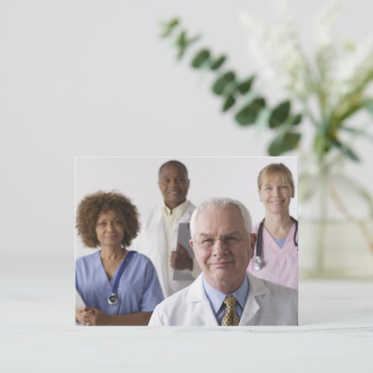 Portret van vier medische professionals, studio briefkaart (Staand voorkant)