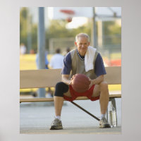 Portret van volgroeid man met basketbal