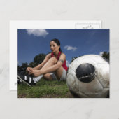 portret van vrouw football player die haar bindt briefkaart (Voorkant / Achterkant)