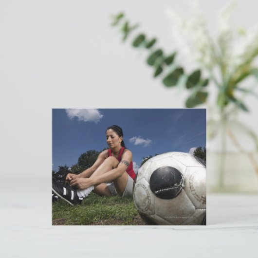 portret van vrouw football player die haar bindt briefkaart (Staand voorkant)