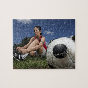 portret van vrouw football player die haar bindt legpuzzel