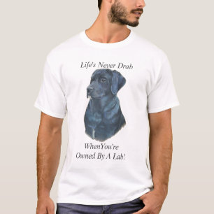 Portret van zwarte labrador hond met leuke slogan t-shirt
