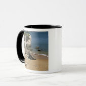 Portugal, Cascais. Praia da Rainha, een strand in Mok (Voorkant links)