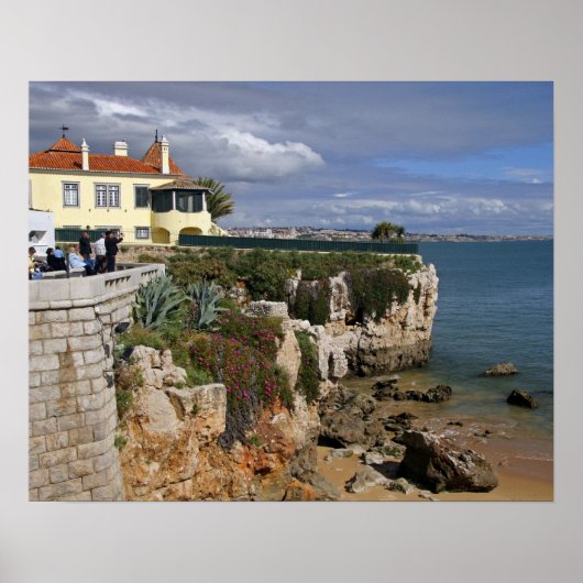 Portugal, Cascais. Praia da Rainha, een strand in  Poster (Voorkant)